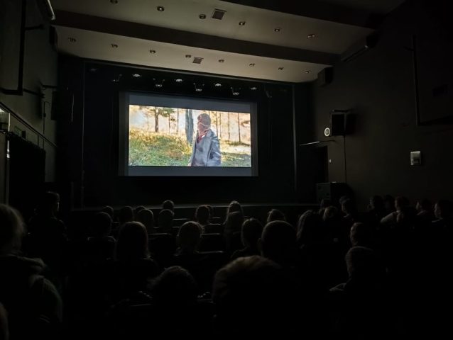 Projekcja filmu, udział uczniów klasy 1b