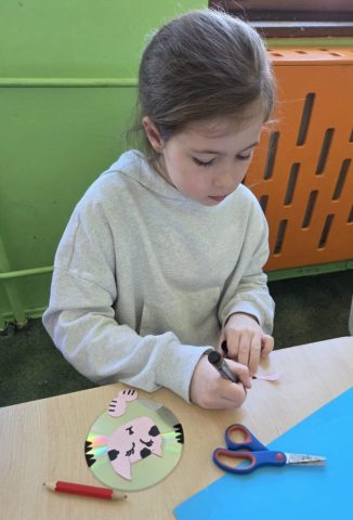 Uczniowie wykonują prace plastyczno techniczną "Zwierzątka" wykorzystując płyty CD