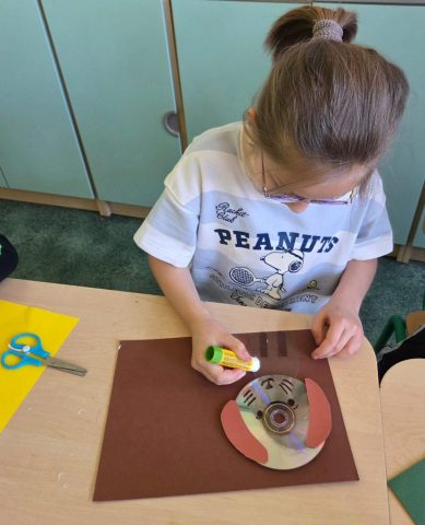 Uczniowie wykonują prace plastyczno techniczną "Zwierzątka" wykorzystując płyty CD