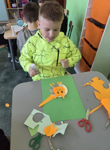 Uczniowie wykonują prace plastyczno techniczną "Zwierzątka" wykorzystując płyty CD