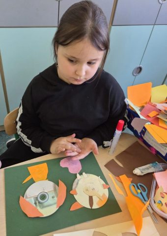 Uczniowie wykonują prace plastyczno techniczną "Zwierzątka" wykorzystując płyty CD