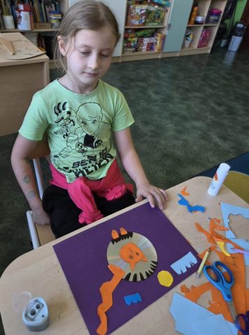 Uczniowie wykonują prace plastyczno techniczną "Zwierzątka" wykorzystując płyty CD