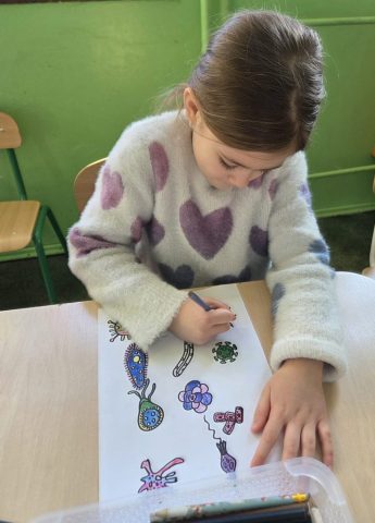 Uczniowie wykonują pracę plastyczną "Życie w kropli wody"