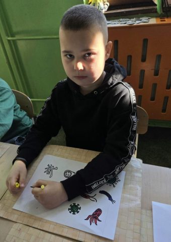 Uczniowie wykonują pracę plastyczną "Życie w kropli wody"