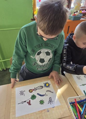Uczniowie wykonują pracę plastyczną "Życie w kropli wody"