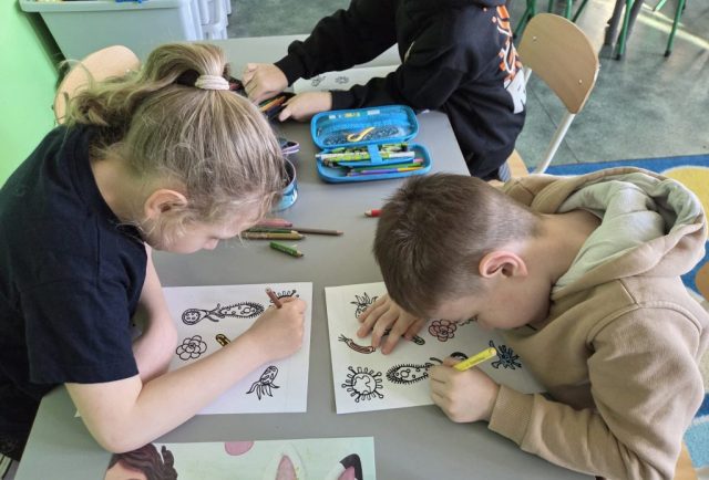 Uczniowie wykonują pracę plastyczną "Życie w kropli wody"