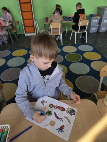 Uczniowie wykonują pracę plastyczną "Życie w kropli wody"