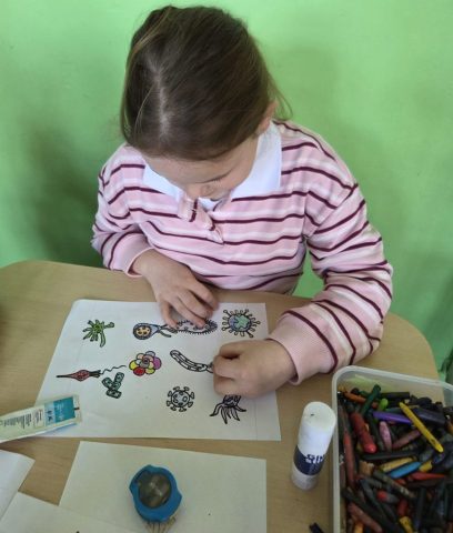 Uczniowie wykonują pracę plastyczną "Życie w kropli wody"