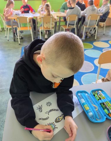 Uczniowie wykonują pracę plastyczną "Życie w kropli wody"