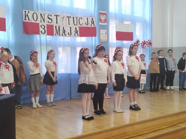 Uroczysty apel z okazji rocznicy uchwalenia Konstytucji 3 Maja - występy uczniów