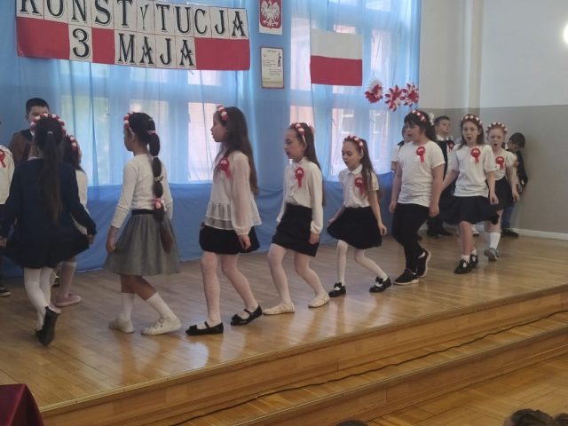 Uroczysty apel z okazji rocznicy uchwalenia Konstytucji 3 Maja - występy uczniów