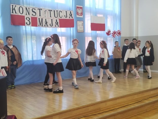Uroczysty apel z okazji rocznicy uchwalenia Konstytucji 3 Maja - występy uczniów
