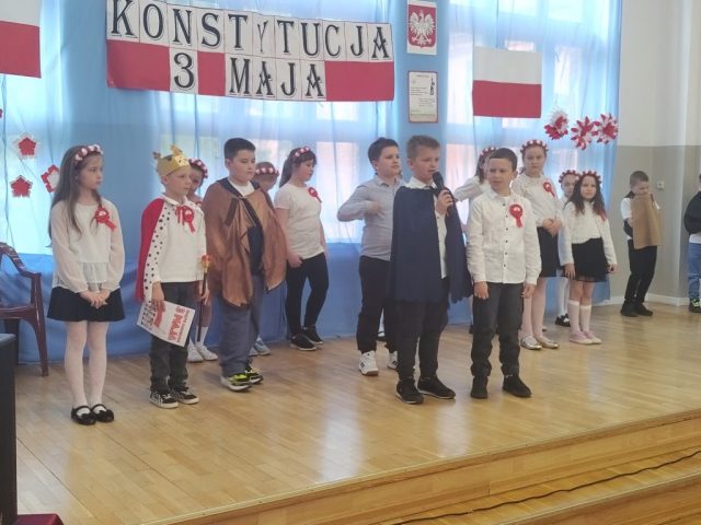Uroczysty apel z okazji rocznicy uchwalenia Konstytucji 3 Maja - występy uczniów