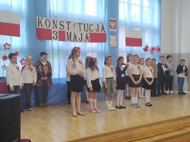 Uroczysty apel z okazji rocznicy uchwalenia Konstytucji 3 Maja - występy uczniów