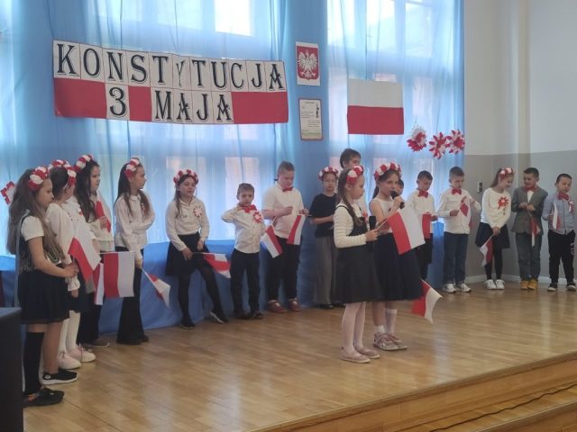 Uroczysty apel z okazji rocznicy uchwalenia Konstytucji 3 Maja - występy uczniów